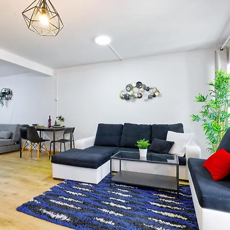 Cozy Center Apartment *